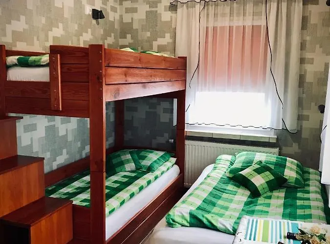 Goscinne Gallick Проживання в сім'ї *